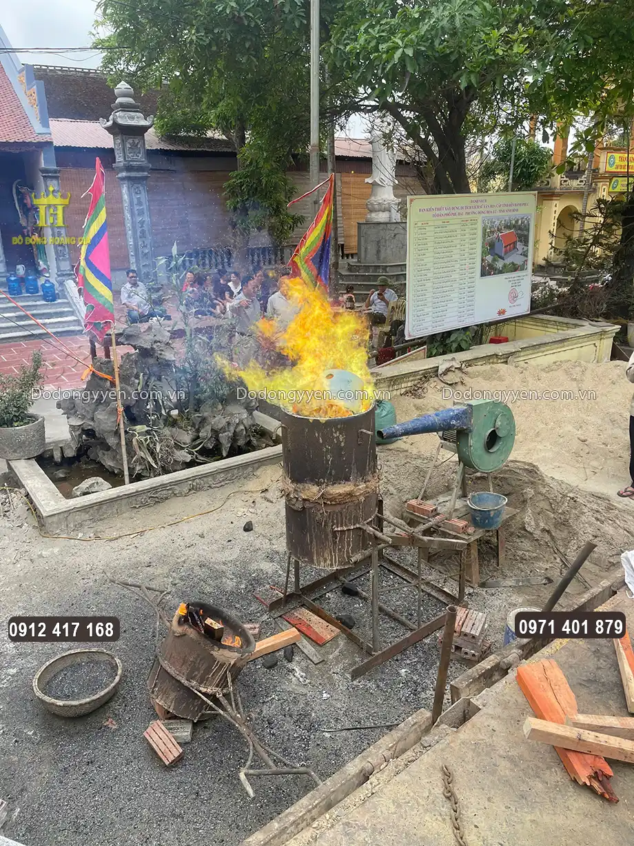 Nguy&ecirc;n liệu đồng đỏ được nung n&oacute;ng chảy